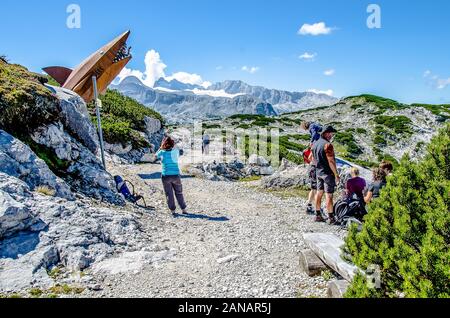 Das familienfreundliche Heilbronner Rundwanderweg auf das Dachsteinmassiv ist besonders ideal für Familien und Kinder, die gerne laufen. Stockfoto