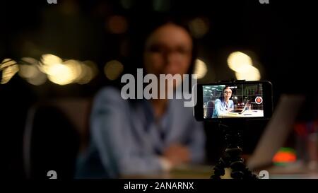 Mobile Kamera Aufzeichnung weibliche Blogger, Produkttest, On-line-Geschäft, Tipps Stockfoto