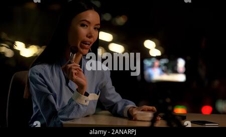 Weibliche Schönheit blogger Aufnahme Makeup Tutorial holding Puder und Pinsel, Tipps Stockfoto