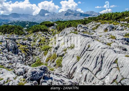 Das familienfreundliche Heilbronner Rundwanderweg auf das Dachsteinmassiv ist besonders ideal für Familien und Kinder, die gerne laufen. Stockfoto