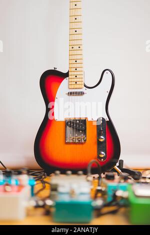 E-Gitarre und Effekt Pedale im Studio. Erstellung von Gitarrenmusik, bei Aufnahme- oder Probebeginn Stockfoto