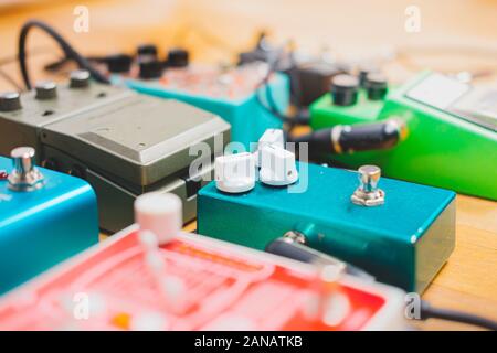 Guitar Pedal auf dem Boden einer Recording Studio. Generische Gitarre Effekte auf dem Holzboden. Gitarrenmusik, Rock Musik Erstellung Konzept Stockfoto