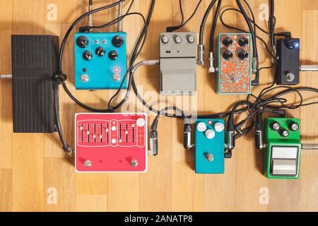 Guitar Pedal auf dem Boden einer Recording Studio. Generische Gitarre Effekte auf dem Holzboden. Gitarrenmusik, Rock Musik Erstellung Konzept Stockfoto