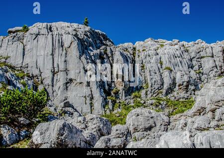 Das familienfreundliche Heilbronner Rundwanderweg auf das Dachsteinmassiv ist besonders ideal für Familien und Kinder, die gerne laufen. Stockfoto