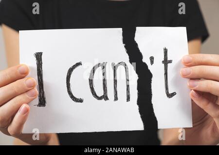 Händen reissen die Negation der 'Ich kann nicht'-Schild. Motivierendes Konzept der Glaube an sich selbst und übergeordnete Probleme und emotionalen Schwierigkeiten Stockfoto