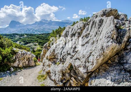 Das familienfreundliche Heilbronner Rundwanderweg auf das Dachsteinmassiv ist besonders ideal für Familien und Kinder, die gerne laufen. Stockfoto