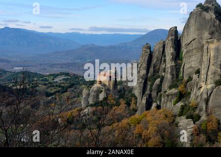 Blick auf das Kloster, das an der Klippe in Meteora, Griechenland, hängt Stockfoto