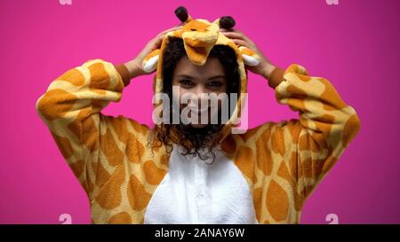 Afrikanische amerikanische Frau Aprilscherze tragen lustige Giraffe Pyjama, Spaß Stockfoto