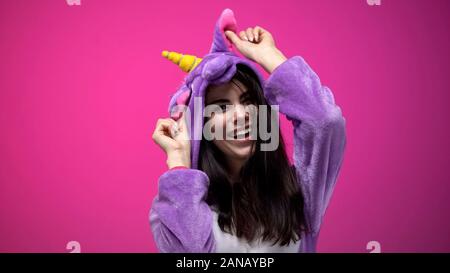 Positive Frau Aprilscherze tragen lustig Einhorn Schlafanzug, Spass haben, party Stockfoto