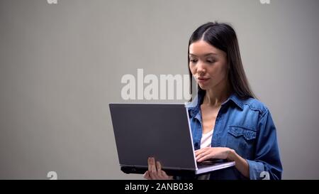 Konzentriert freelancer Arbeiten am Computer, Job für Studenten, Fernbedienung Stockfoto