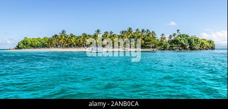 Cayo Levantado, die Bucht von Samana, Dominikanische Republik. Panoramablick auf die karibische Insel mit Kokospalmen und weißen Sandstrand. Stockfoto