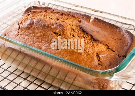 Laib hausgemachte Pumpkin spice Brot. Diese süsse braune Brot ist in einer Auflaufform und Abkühlung auf eine Kühlung Rack. Stockfoto