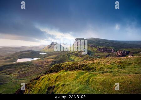 Malerischer Blick auf der Trotternish Ridge in der Nähe des Quiraing auf der Insel Skye, Schottland, Großbritannien Stockfoto