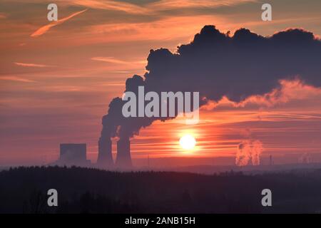 Kohle Phase-out-Betreiber von Kohlekraftwerken erhalten Entschädigung in Milliardenhöhe. Archiv Foto: Blick auf Stoerrmthaler sehen und die lippendorf Kohlekraftwerk südlich von Leipzig in der Abendsonne, Abend, Himmel, Sonnenuntergang, ehemaligen Braunkohletagebau. Steinkohle Braunkohle. Kraftwerk, Rauch, Rauch, Schornsteine, CO2, Kohlendioxid. Emissionen, Treibhausgase, Wasserverschmutzung, Luftverschmutzung, ererwaermung, Klimawandel. Â | Verwendung weltweit Stockfoto