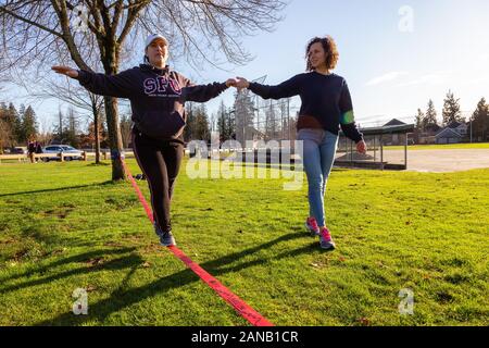 Menschen Slacklining im Park Stockfoto