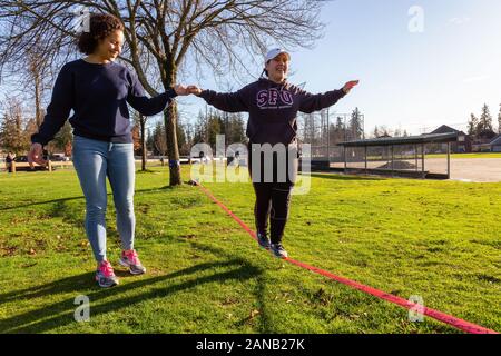 Menschen Slacklining im Park Stockfoto