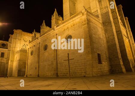 Nachtaufnahme des berühmten Avila Kathedrale, Castilla y Leon, Spanien. Stockfoto