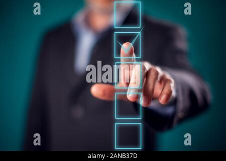 Geschäftsmann in Anzug klicken Sie auf den Finger auf Aktivieren. Menschen und richtige Antwort Konzept Stockfoto