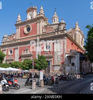 Auf dem ehemaligen Gelände der größten Moschee der Stadt steht die kunstvolle Fassade des Iglesia Colegial del Salvador, der zweitgrößten Kirche Sevillas Stockfoto