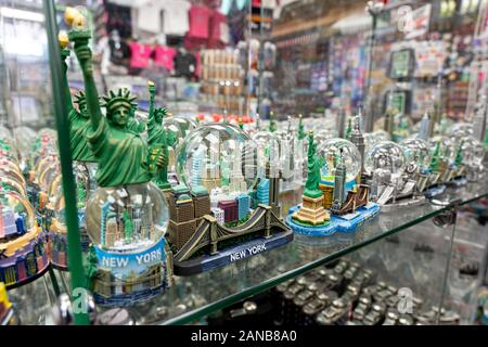 Souvenirs in einem Andenkenladen in Manhattan, NYC Stockfoto