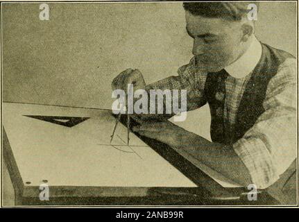 Blaupause zu lesen; ein praktisches Handbuch der Anweisung in blueprint Lesung, durch die Analyse von typischen Platten mit Bezug auf Zeichnung der mechanischen Konventionen und Methoden, die Gesetze der Projektion, etc. Position 3. Farbwerk eine Leitung mit Stift und T-Quadrat. Position 4. Zeichnung kleinen Kreis mit dem Kompass 89 24 ZEICHNUNG DER MECHANISCHEN BAUTEILE Stockfoto