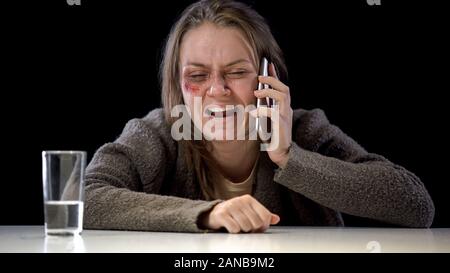 Weinend gedrückt Frau Anrufen auf Telefon, medizinische und psychologische Unterstützung Stockfoto