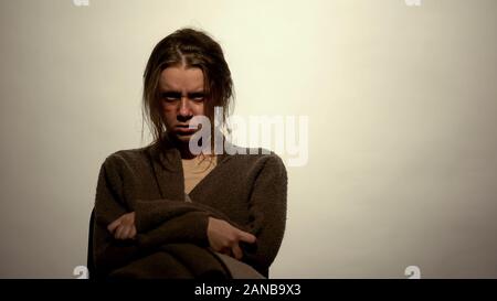 Angst Gewalt Opfer in der Kamera schaut auf weißem Hintergrund, Erniedrigung Stockfoto