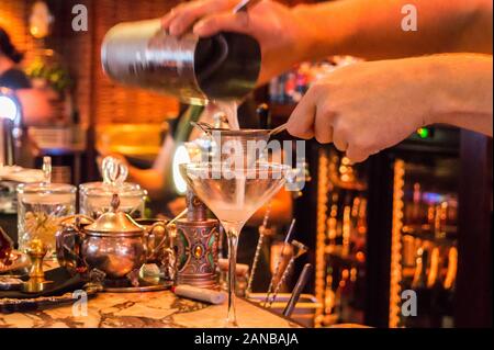 Classic Dry Martini gemischt im Emporium Bar, Art Deco Masonic Hotel, 1932, Napier, Hawke's Bay, North Island, Neuseeland Stockfoto