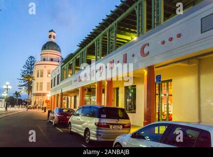 Art Deco Masonic Hotel, von W. J. Prouse und Norman Wilson, 1932, und T&G Gebäude, 1936, Napier, Hawke's Bay, North Island, Neuseeland Stockfoto