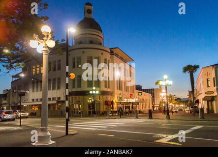 Art déco-T&G Gebäude von Atkin & Mitchell, 1936, Masonic Hotel und Emerson Street, Napier, Hawke's Bay, North Island, Neuseeland in der Dämmerung Stockfoto