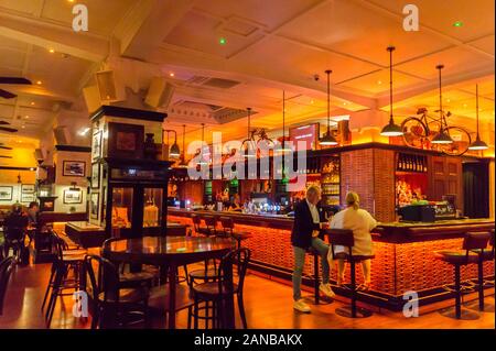 Emporium Bar, Art Deco Masonic Hotel, von William John Prouse und Norman Wilson, 1932, Napier, Hawke's Bay, North Island, Neuseeland Stockfoto