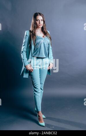 Attraktive Frau in einem hellblauen Jacke bekleidet. Best Women's Business Anzüge Konzept. Posiert im Studio Stockfoto