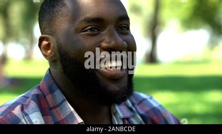 Portrait von aufgeregt, afro-amerikanischer Mann lächelnd, das Leben zu genießen, die Ausgaben Wochenende Stockfoto