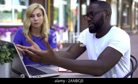 Gemischt lief Business Partner streiten, bis Projekt Probleme beginnen, Termin Stockfoto