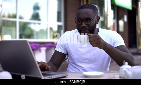 Freelancer in Cafe und Tee trinken, arbeiten, Arbeit, Job für Studenten Stockfoto