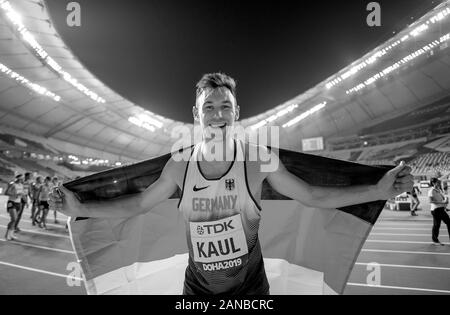 Jubel Sieger Niklas Kaul (Deutschland/Platz 1) mit Flagge. 1500 m Zehnkampf der Männer am 03.10.2019 Leichtathletik WM 2019 in Doha/Katar, vom 27.09. - 10.10.2019. Â | Verwendung weltweit Stockfoto