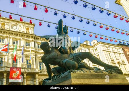 Statue von Amedeo VI. von Savoyen genannt Conte Verde vor Rathaus mit Luci d'Artista kunst Installation am Weihnachtstag, Turin, Piemont, Italien Stockfoto