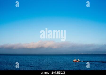Ein kleines Fischerboot von Newhaven Hafen in Edinburgh über die Firth-of-Forth. Stockfoto