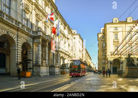 Sightseeing Bus voller Touristen und Geschäftsreisende, die sich vor dem Rathaus in der Piazza Palazzo di Città Platz im historischen Zentrum von Turin, Piemont, Italien Stockfoto