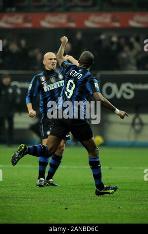 Mailand, Italien, 06. Februar 2011, 'G.' Meazza San Siro Stadion, Campionato di Calcio Seria A 2010/2011, FC Inter-AS Roma: Samuel Eto'o feiert, nachdem das Ziel Stockfoto