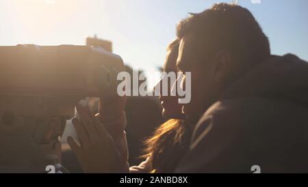 Mann und Frau auf der Suche Viewer auf dem skydeck zum Tower, genießen schöne Stadtbild Stockfoto