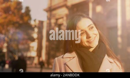 Fröhliche Frau Flirten mit Mann, Wandern in der schönen alten Stadt, Sightseeing Stockfoto