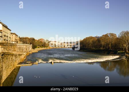 Einen malerischen Blick auf den Fluss Po mit Murazzi, Lungo Po Luigi Cadorna Riverside und das River Park von Borgo Po Bezirk, Turin, Piemont, Italien Stockfoto