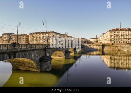 Stadtbild aus Po River Bank mit Vittorio Emanuele I Brücke, Vittorio Veneto Square und Murazzi an einem sonnigen Tag, Turin, Piemont, Italien Stockfoto