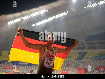 Jubel Sieger Niklas Kaul (Deutschland/Platz 1) mit Flagge. 1500 m Zehnkampf der Männer am 03.10.2019 Leichtathletik WM 2019 in Doha/Katar, vom 27.09. - 10.10.2019. Â | Verwendung weltweit Stockfoto