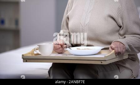 Ältere Dame Diabetiker essen Abendessen im Rehabilitationszentrum, soziale Sicherheit Stockfoto