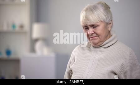 Weinen alte Dame allein sitzen in Rehabilitation Centre, leiden unter der Krankheit Stockfoto
