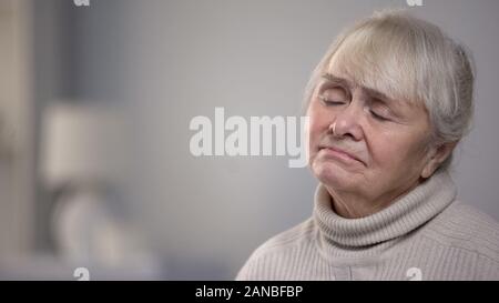 Weinen alte Dame allein sitzen im Wohnzimmer, Leben und Gesundheit Probleme, close-up Stockfoto