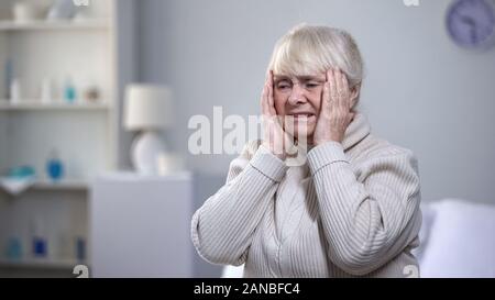 Unglücklich ältere Frau mit Kopf, leiden unter Migräne, Erkrankung, Gesundheit Stockfoto