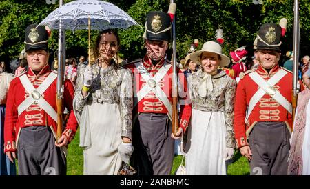Jane Austen fans gekleidet in Regency Kostüme sind dargestellt in der Jane Austen Festival Regency kostümierten Promenade. Bath, England, UK 14-09-19 Stockfoto